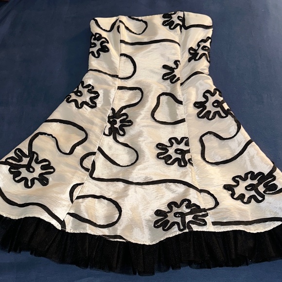 Jessica McClintock Dresses & Skirts - Jessica McClintock Elegant White Dress